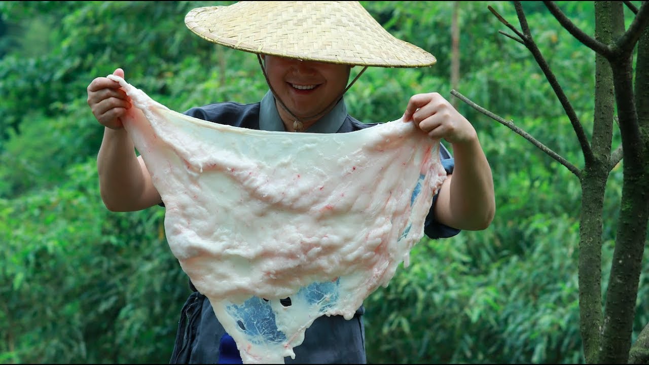 【shyo video】30元買6斤豬板油,用大鐵鍋一熬,剩下的油渣和土豆做燜飯,一口氣能幹兩碗